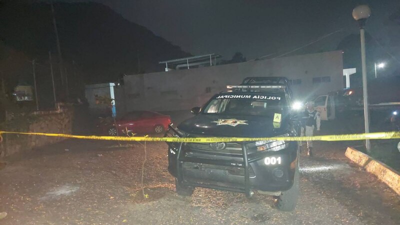 Policía investiga muerte de hombre en estacionamiento