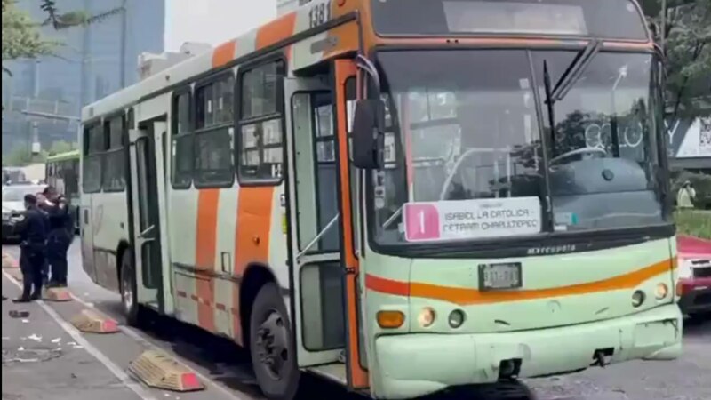 Autobús choca contra un muro en la Ciudad de México