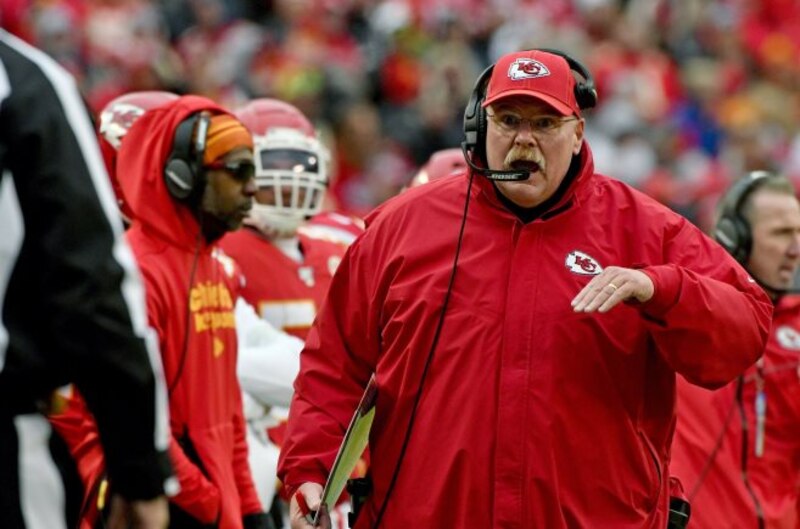 El entrenador en jefe de los Kansas City Chiefs, Andy Reid, da instrucciones a sus jugadores durante un partido de fútbol americano.