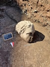 Descubren una cabeza colosal de mármol en una excavación del centro de Roma  