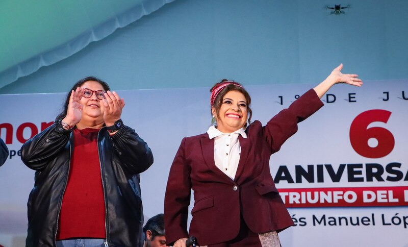 AMLO celebra su triunfo en las elecciones de 2018