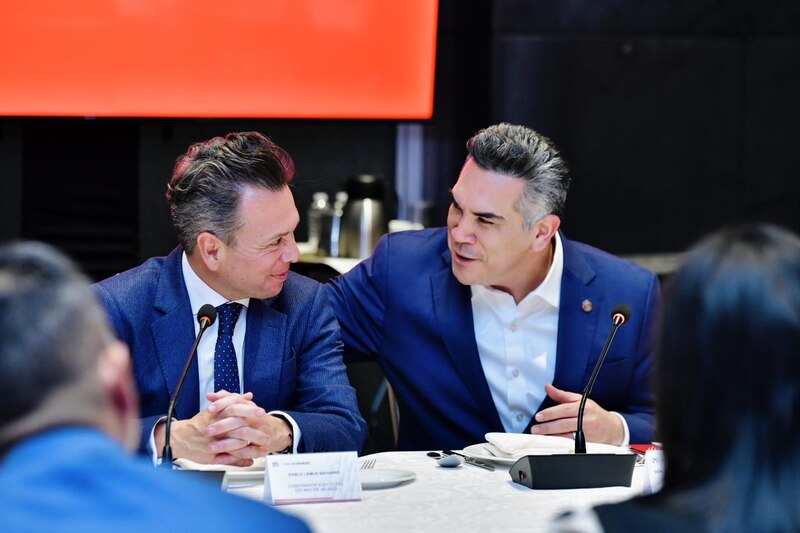 Alejandro Moreno habla con Pablo Lemus en su visita a Guadalajara