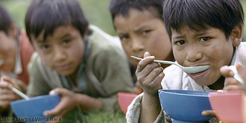 Niños pobres comiendo