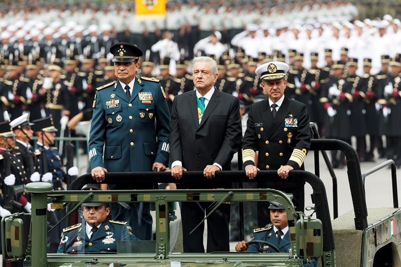 El presidente Andrés Manuel López Obrador encabeza el desfile militar del 16 de septiembre