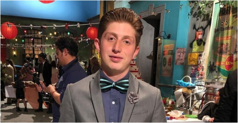 El joven actor Jacob Bertrand en el set de la serie de televisión "Cobra Kai".