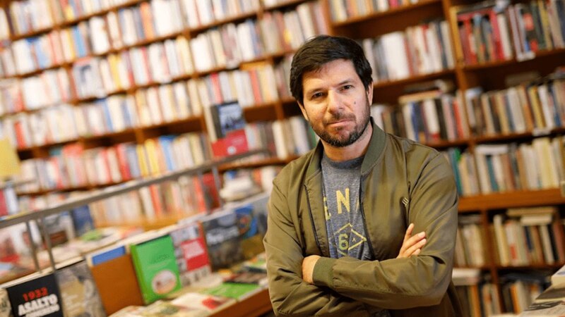 El escritor argentino Patricio Pron en una biblioteca