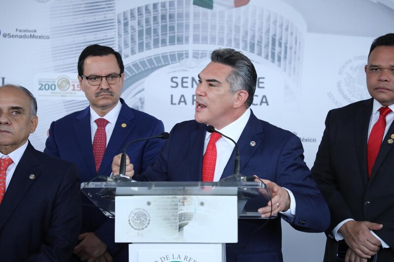 El senador Ricardo Monreal Ávila durante una rueda de prensa en el Senado de la República.