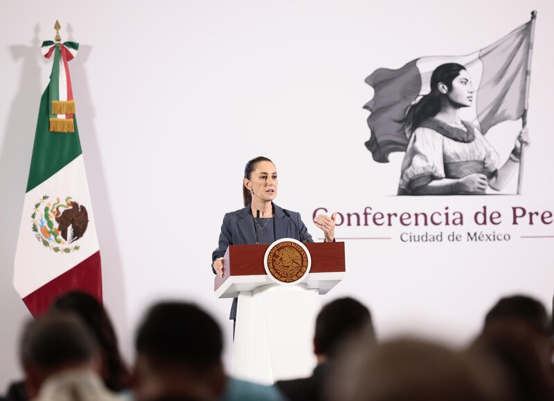 La presidenta de México, Claudia Sheinbaum, participa durante su conferencia de prensa matutina este martes en Palacio Nacional en la Ciudad de México (México). Sheinbaum expresó que "espera que no haya afectaciones" a las remesas enviadas desde Estados Unidos, el principal ingreso de divisas en México, ante las deportaciones masivas que ha prometido el próximo mandatario estadounidense, Donald Trump.