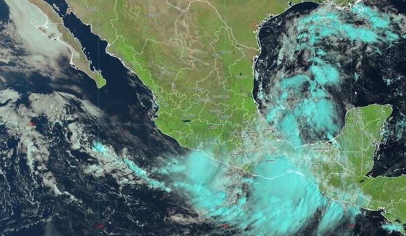 Imagen satelital de una tormenta tropical en el Océano Pacífico