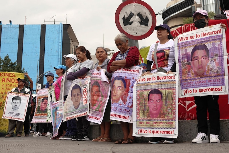 Title: Protesta por la desaparición de los 43 estudiantes de Ayotzinapa