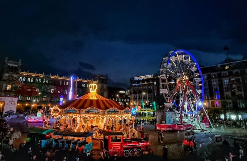 Feria de atracciones en la noche