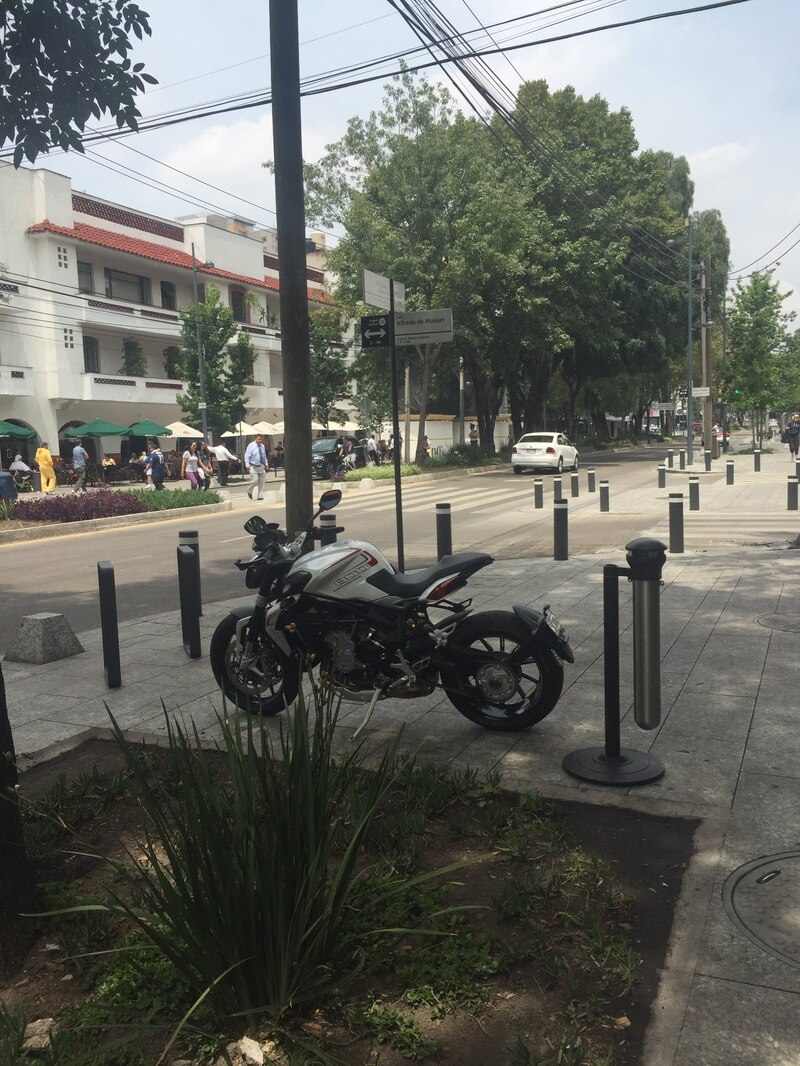 Motocicleta Ducati Monster 1200 estacionada en la calle
