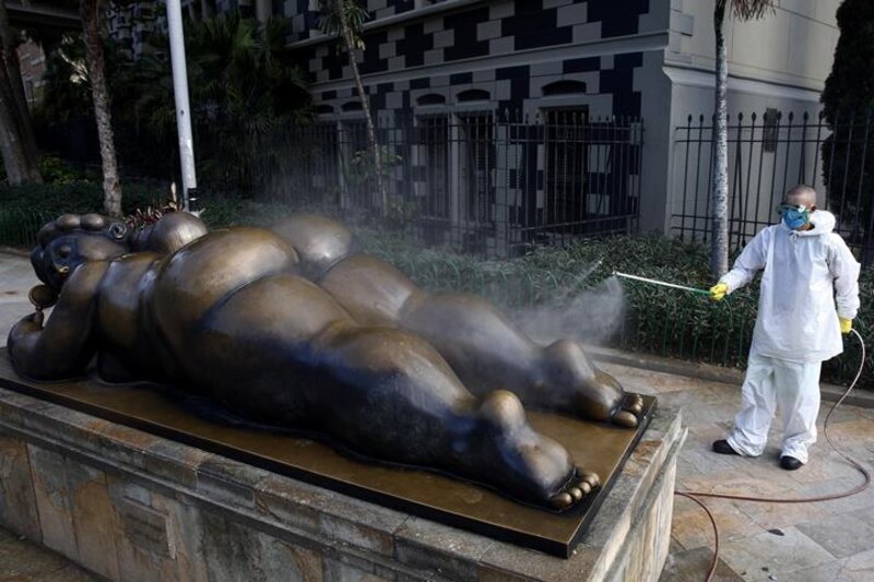 Limpian la escultura de Botero en Medellín
