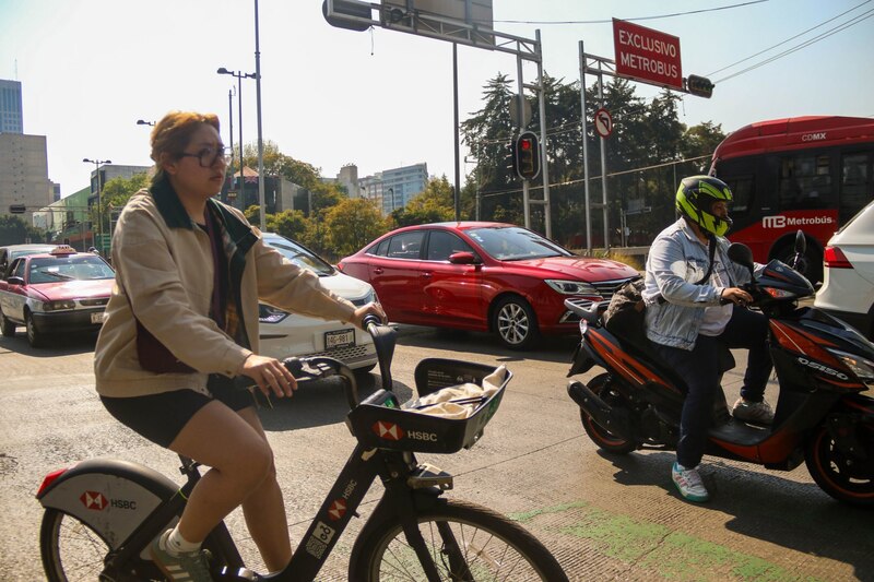 Cotidianidad en el Metrobus de la línea 1, que atraviesa la Avenida de los Insurgentes de Indios Verdes al Caminero. Miércoles soleado en la Capital Mexicana.