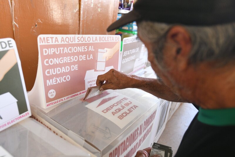 Un hombre deposita su voto en una urna durante las elecciones en México