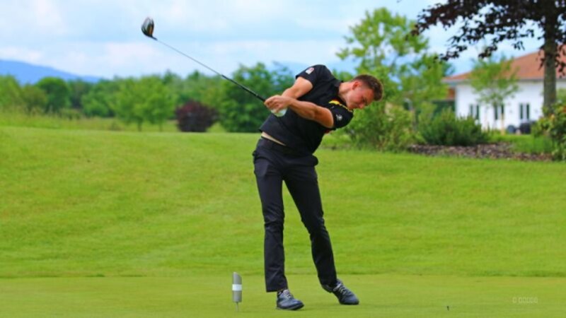 Golfista masculino en acción