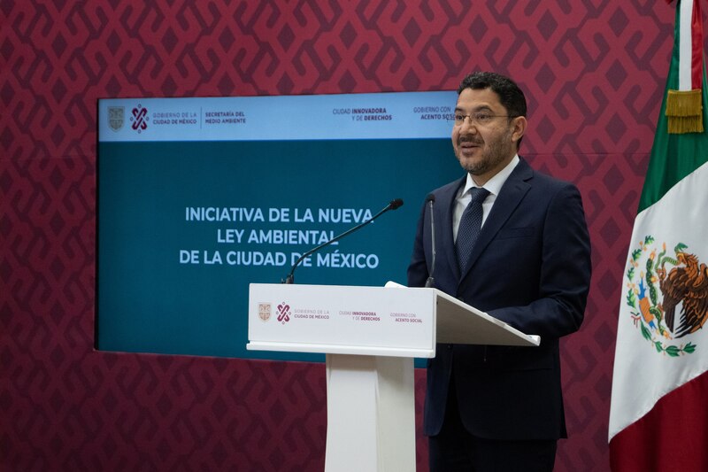 El secretario del Medio Ambiente de la Ciudad de México, Martí Batres, presenta la iniciativa de la nueva Ley Ambiental de la Ciudad de México.