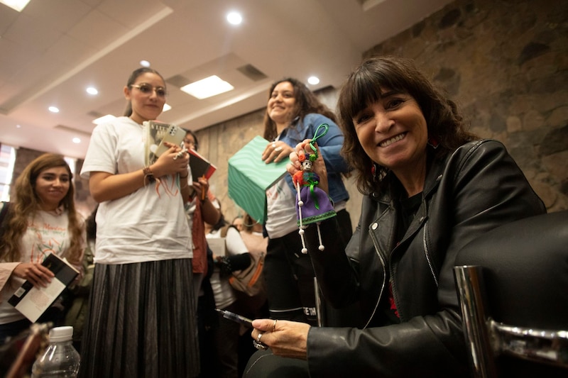 La escritora Elena Poniatowska firma libros en una feria del libro.