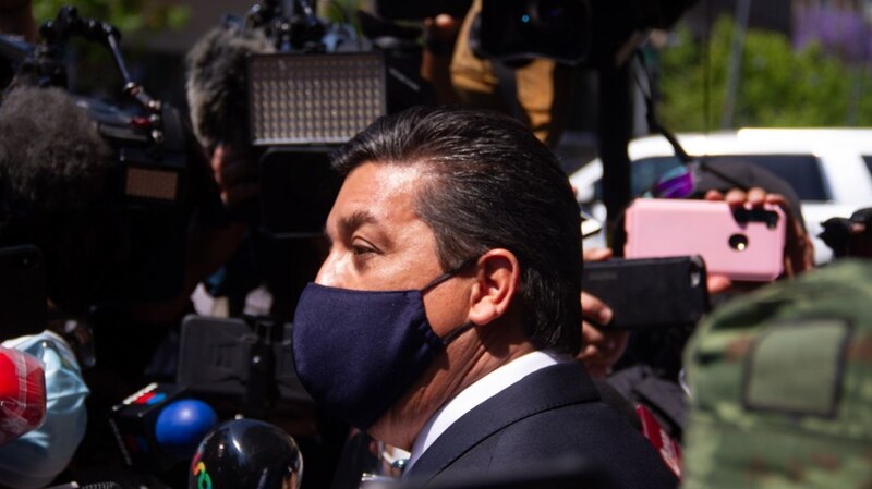 El presidente López Obrador atendiendo a los medios de comunicación