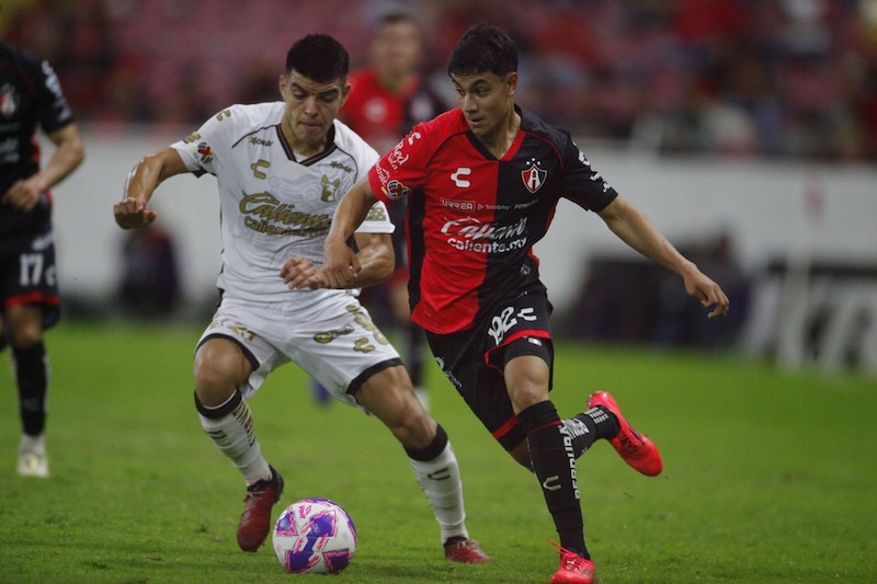 Jesús Serrato, jugador de Atlas, disputa el balón con el contrario de Tijuana, Iván Tona, esto en partido correspondiente a la jornada 14 del Torneo Apertura 2024 de la Liga MX, en donde se enfrentan los equipos de Atlas vs Tijuana, en juego que se lleva a cabo en el Estadio Jalisco, el marcador al momento es de 0-0.