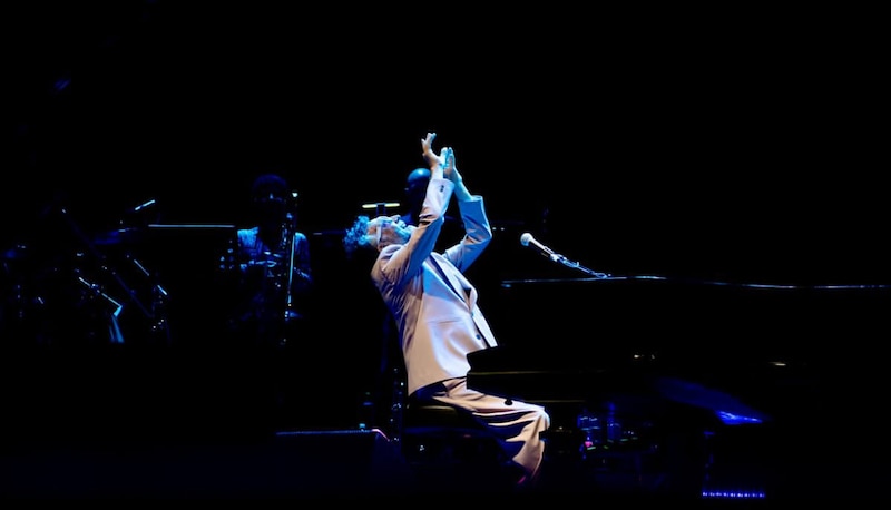 Elton John tocando el piano en concierto