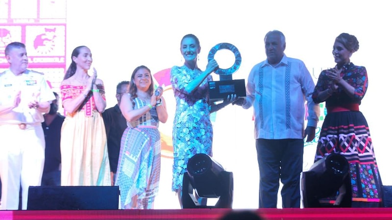 Entrega de premio a la actriz Yalitza Aparicio