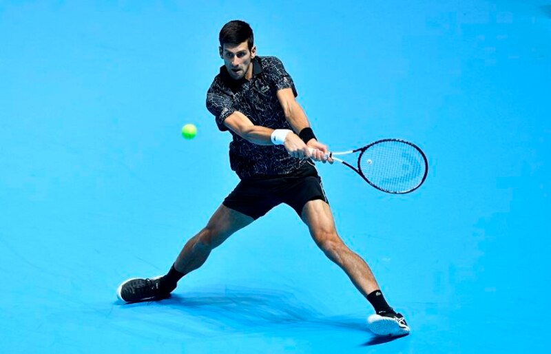Novak Djokovic, el número uno del mundo, en acción durante un partido de tenis.