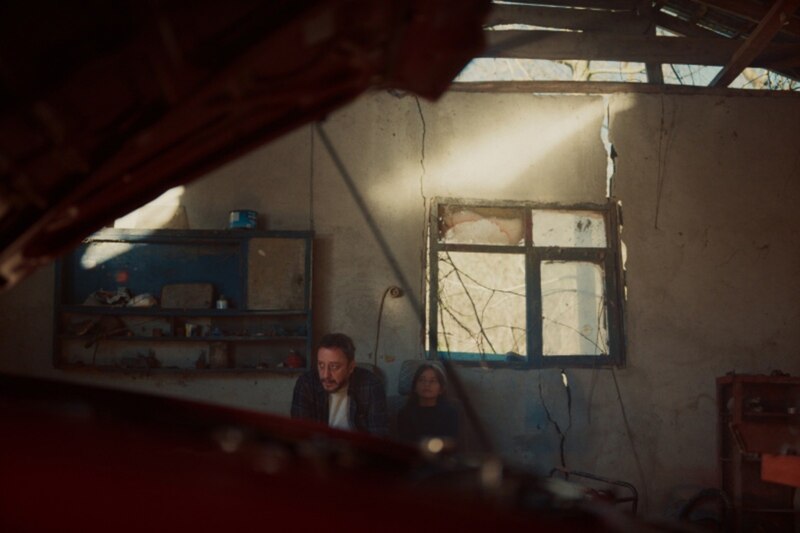 Padre e hija en un taller mecánico