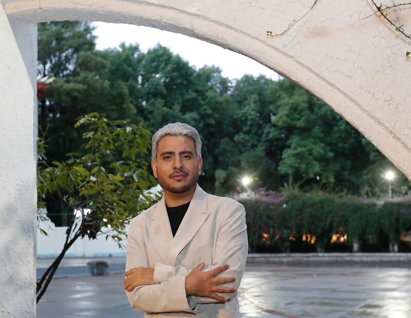 El cantante colombiano Maluma posa para una foto en un parque.