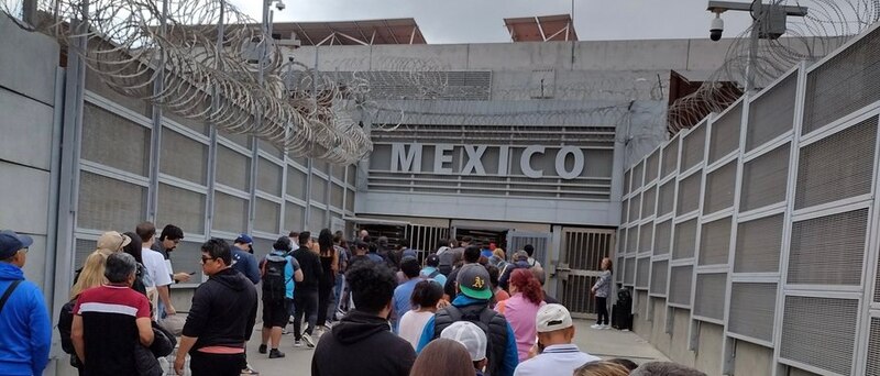 Cruce fronterizo entre México y Estados Unidos