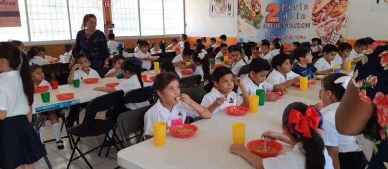 Niños desayunando en el comedor de la escuela