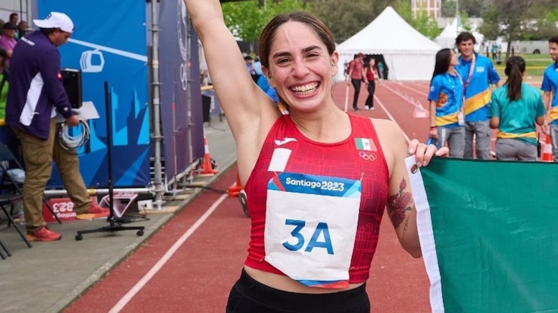 La atleta mexicana Paola Morán celebra su victoria en los Juegos Panamericanos de 2023.