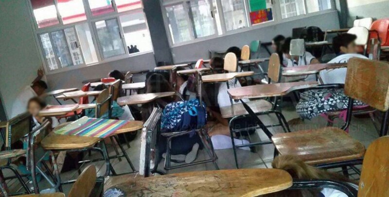 Estudiantes se esconden debajo de sus pupitres durante un tiroteo en una escuela