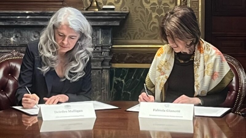 La vicegobernadora Fabiola Giannotti y la senadora Deirdre M. Mulligan firman un acuerdo para proteger los derechos de los inmigrantes en Nueva York