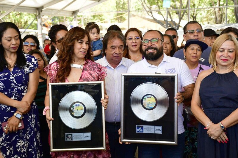 Entrega de Discos de Platino a Ana Gabriel