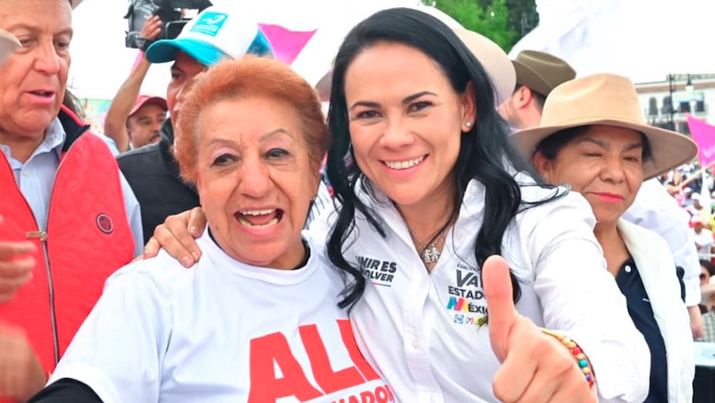 "La candidata presidencial peruana Keiko Fujimori junto a su madre Susana Higuchi en un mitin de campaña".