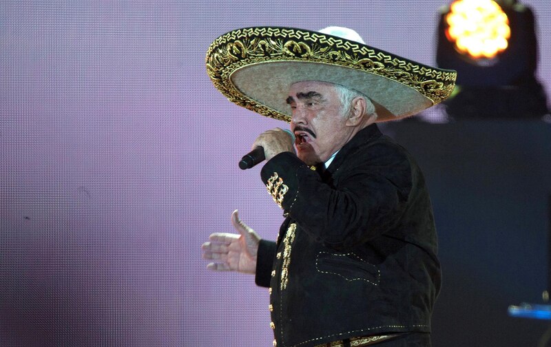 Vicente Fernández cantando en un concierto