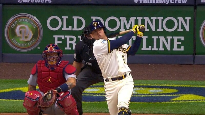 Christian Yelich conecta un jonrón solitario ante los Cerveceros de Milwaukee.