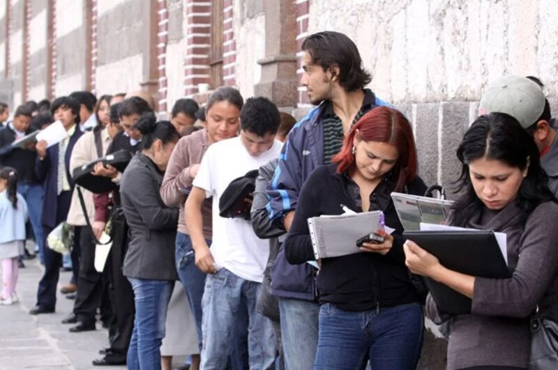 Jóvenes haciendo fila para entrar a la universidad