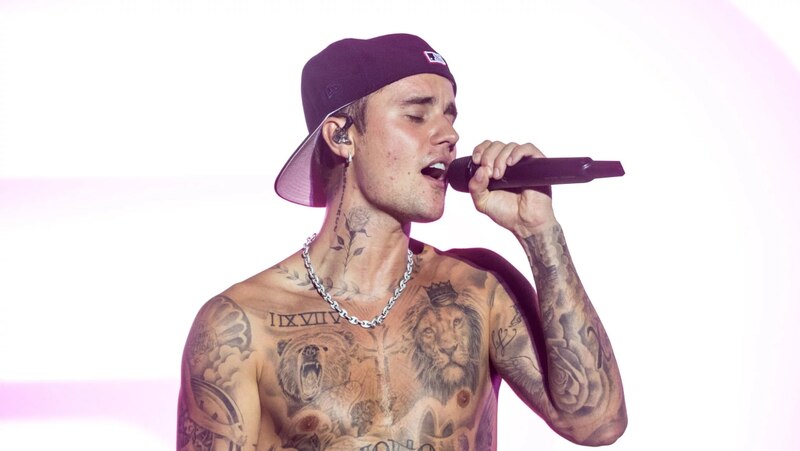 Justin Bieber cantando en concierto