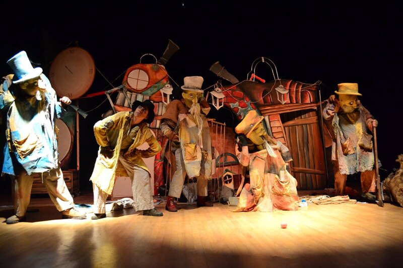 Marionetas gigantes en una obra de teatro