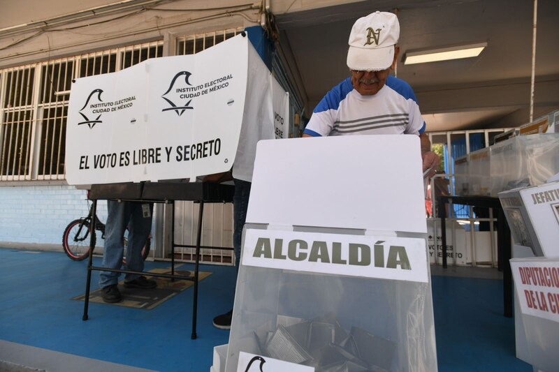 Un hombre deposita su voto en una urna durante las elecciones en México