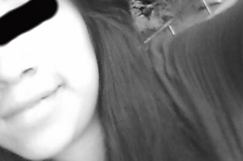 Mujer joven con el pelo largo y oscuro