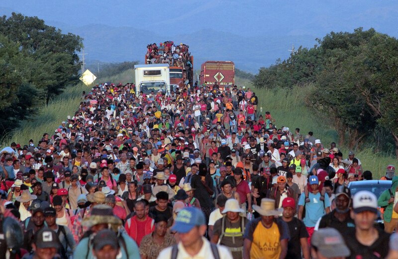 Migrantes venezolanos caminan por una carretera en Colombia