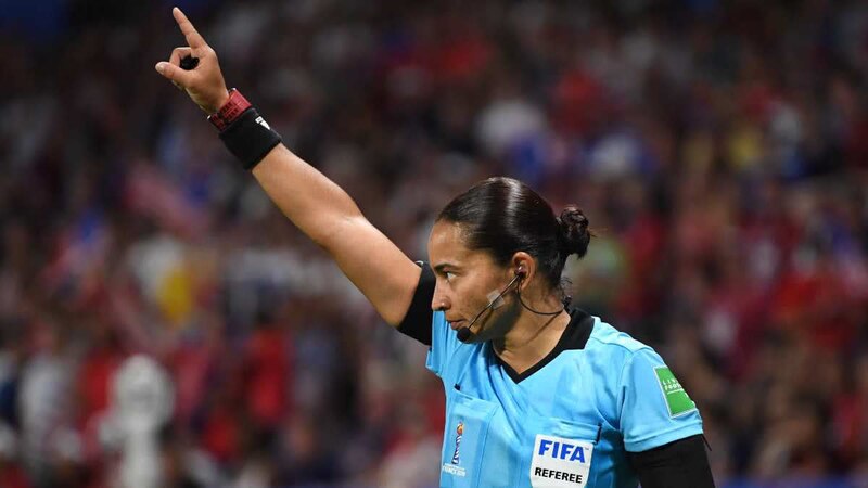 Árbitra de fútbol muestra tarjeta roja