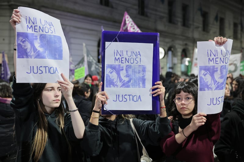 Personas sostienen carteles durante una manifestación este miércoles, en Buenos Aires (Argentina). Jornada de movilizaciones en varias ciudades de Argentina en reclamo de justicia por un triple feminicidio ocurrido en la provincia de Buenos Aires, cuyo gobernador, Axel Kicillof, vinculó con el accionar de "un grupo narco internacional".
