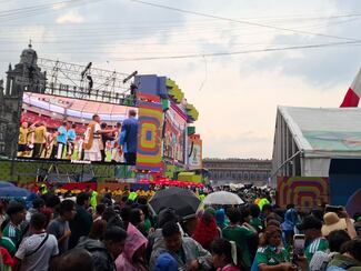 Fan Fest: entre futbol, lluvia,  vigilancia y manifestantes; así se vive el partido México-Corea