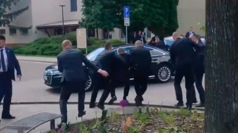 El presidente de Ucrania, Volodimir Zelenski, es recibido por guardias de seguridad en Polonia