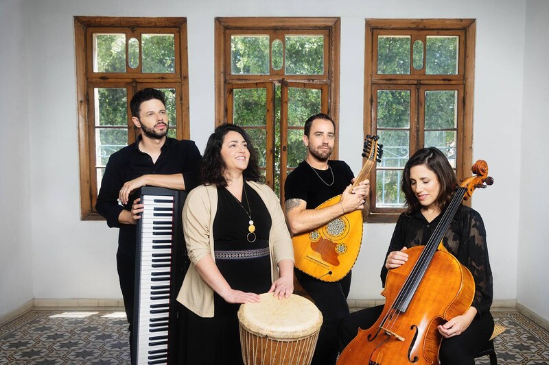 Grupo de músicos tocando instrumentos musicales