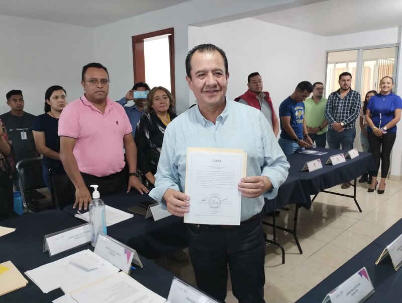 El presidente municipal electo de San Miguel de Allende, Mauricio Trejo Pureco, recibe su constancia de mayoría